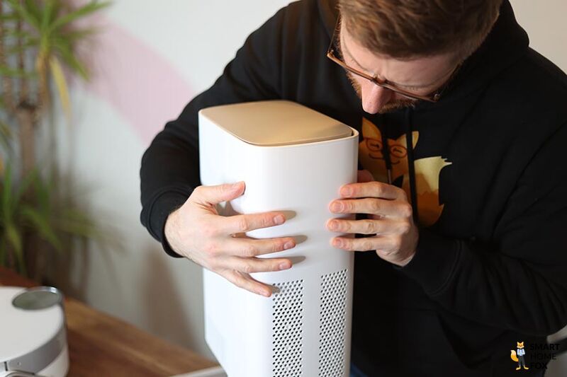 Die Klappe der Absaugstation des Samsung Jet Bot AI+ wird aufgemacht.